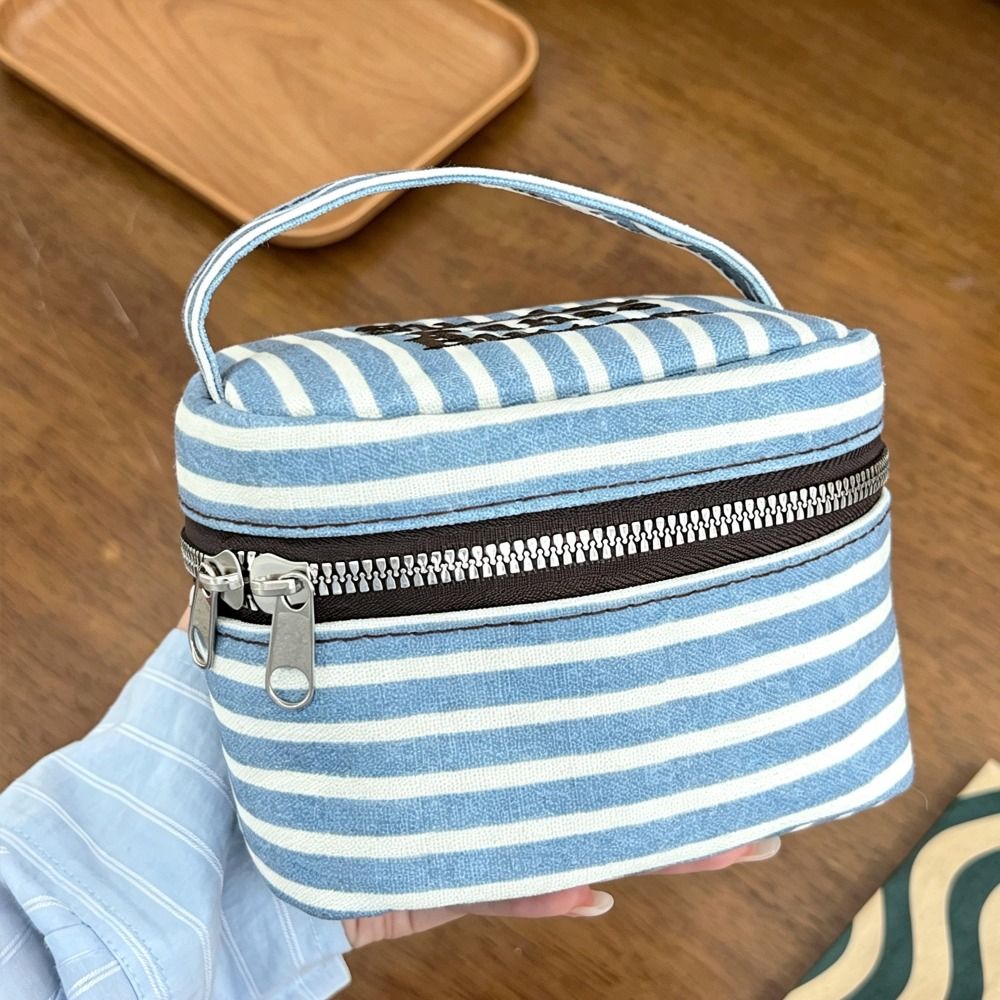 Portable Blue White Striped Sq - Cosmetic Bags recension och pris